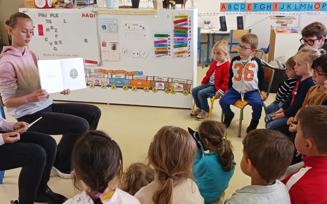 Lecture d’albums par des collégiennes à des maternelles